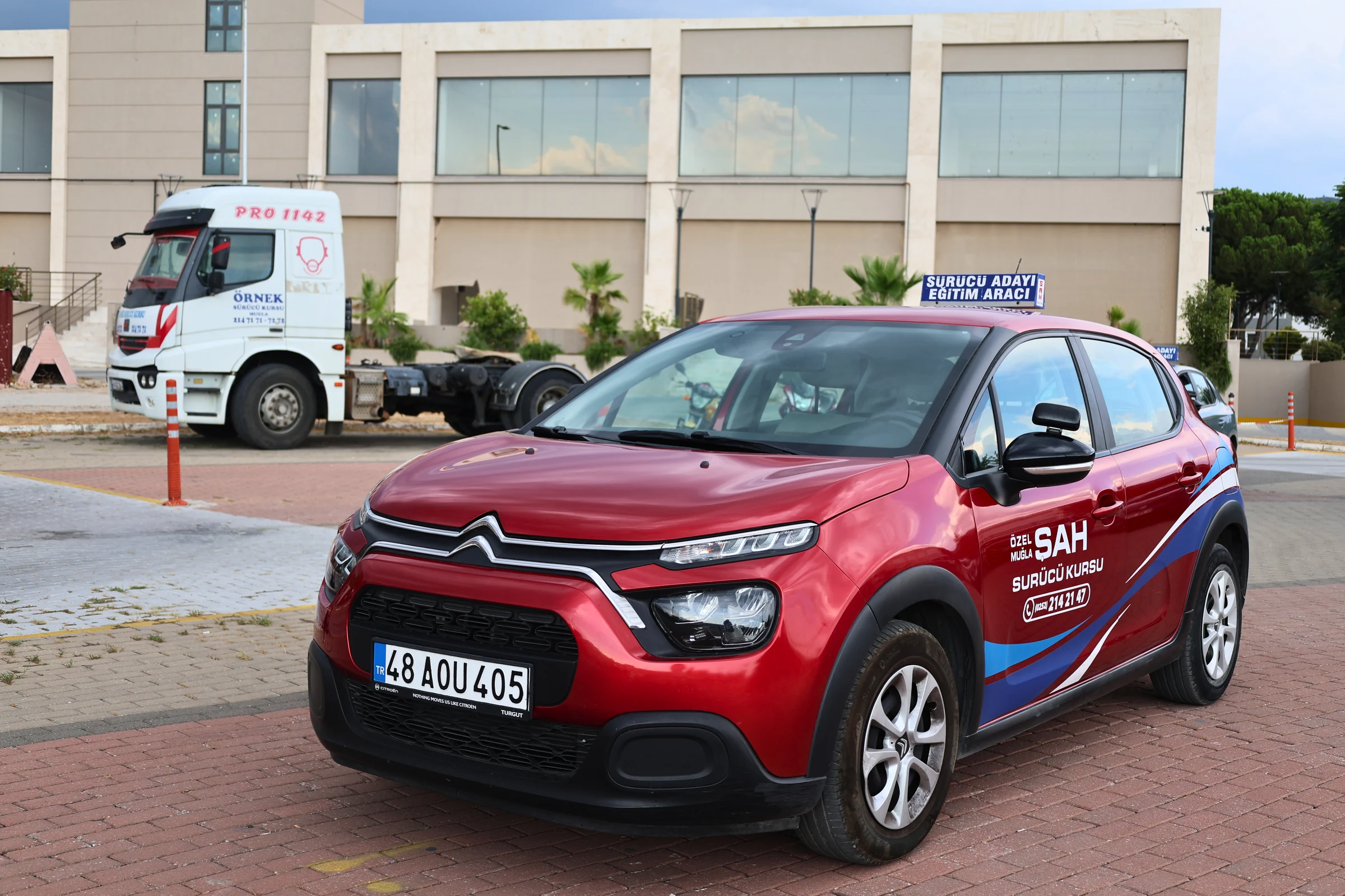 Şah Sürücü Kursu kırmızı Citroen direksiyon eğitim aracı