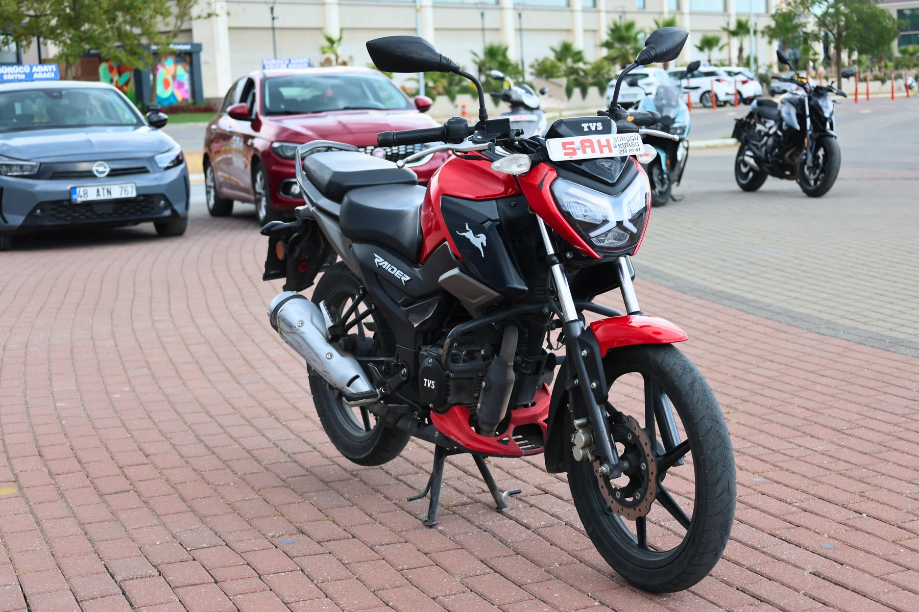 Şah Sürücü Kursu TVS motosiklet eğitim aracı yandan görünüm